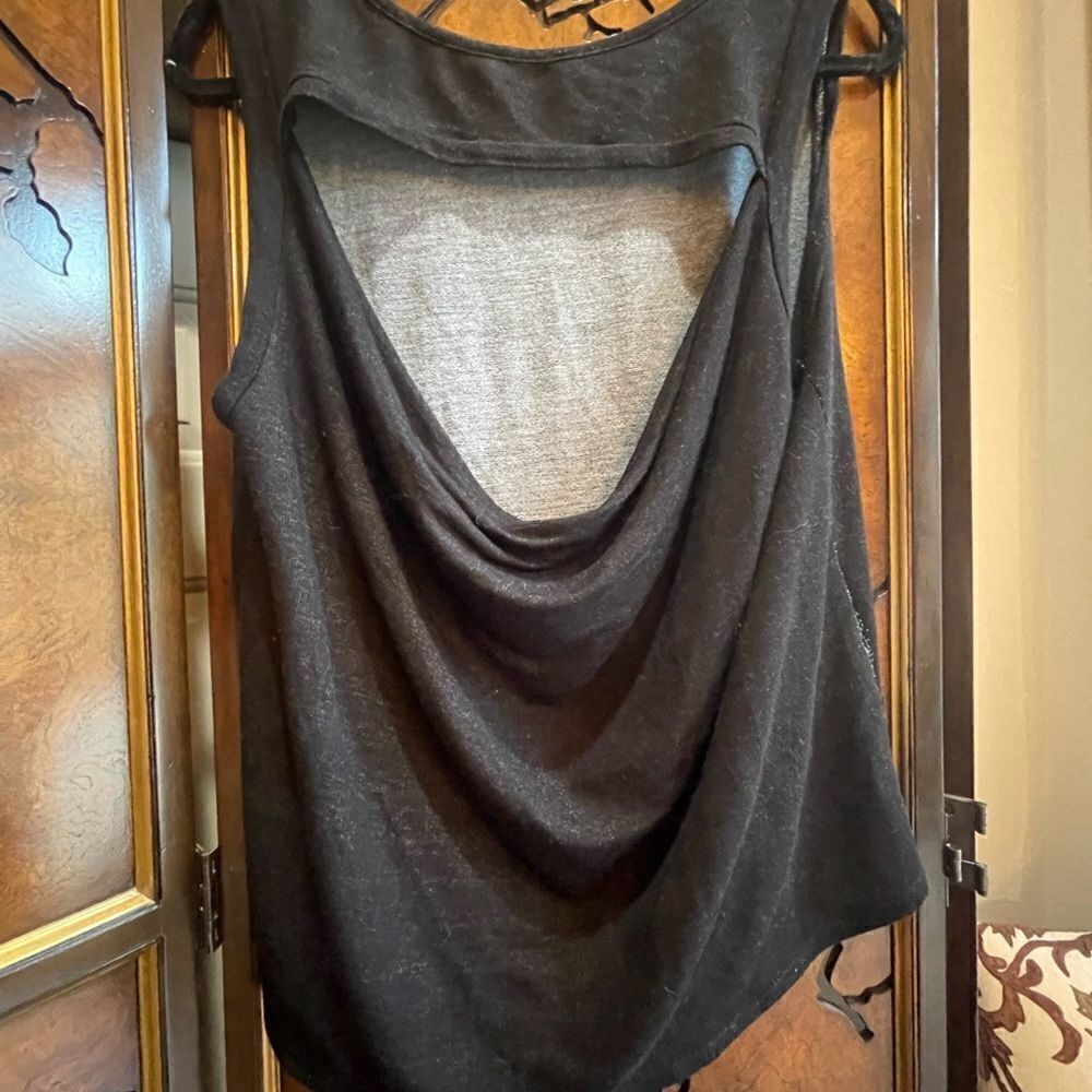 La Clef Open Back Keyhole Tank - Picture 10 of 15